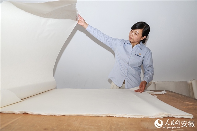 制簾需要將蔑條通過(guò)專(zhuān)門(mén)的小孔磨細(xì)。人民網(wǎng)記者 張俊攝