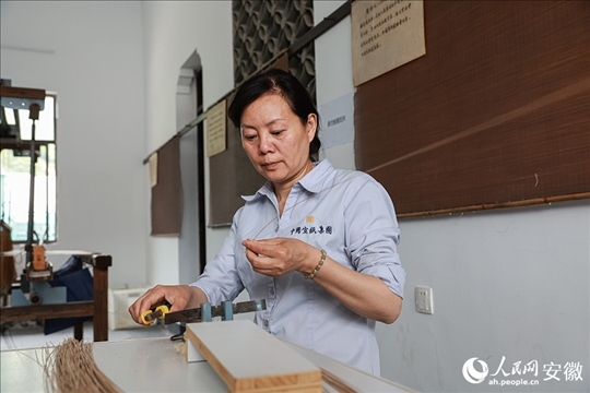 撈紙需要兩位師傅默契配合。人民網(wǎng)記者 張俊攝