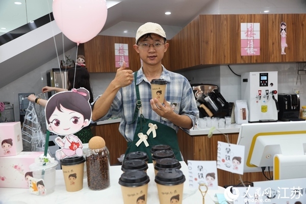 謝雨橋展示制作好的咖啡。人民網(wǎng)記者 馬曉波攝