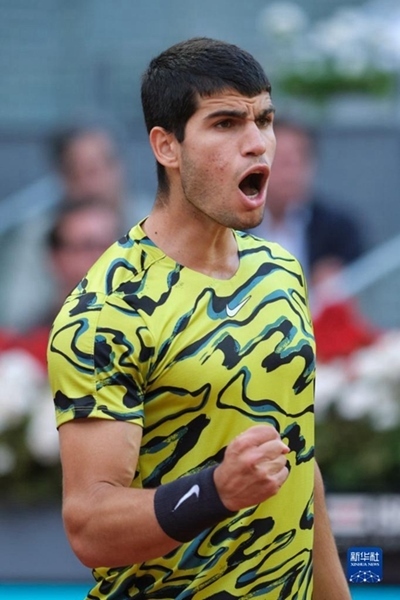 5月7日，阿爾卡拉斯在比賽中慶祝得分。當(dāng)日，在西班牙馬德里網(wǎng)球公開賽男單決賽中，西班牙選手阿爾卡拉斯以2比1戰(zhàn)勝德國選手施特魯夫，奪得冠軍。新華社記者 孟鼎博 攝