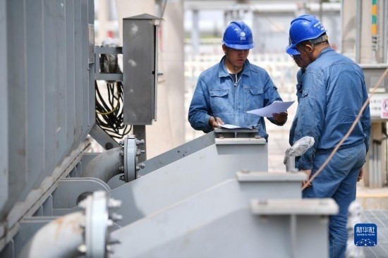 5月27日，電力工人在工程現(xiàn)場(chǎng)進(jìn)行檢修作業(yè)。