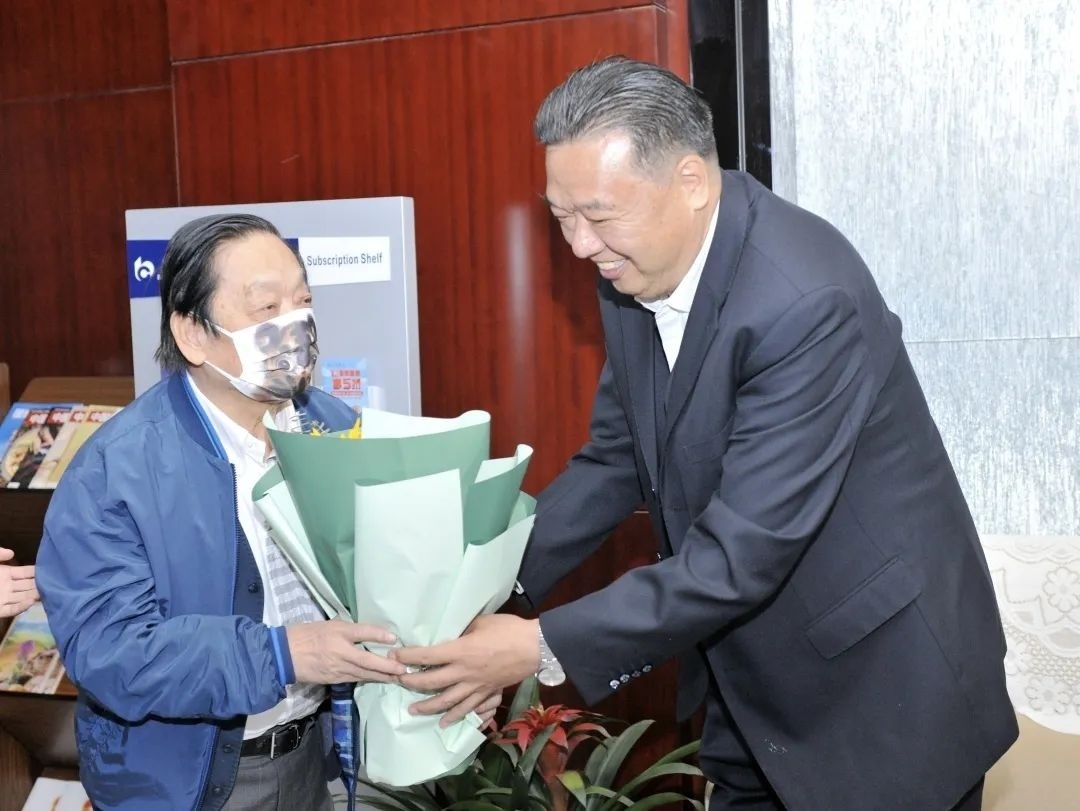 ▲青海省政協(xié)副主席、青海省林草局黨組書(shū)記、局長(zhǎng)、祁連山國(guó)家公園青海省管理局局長(zhǎng)李曉南在機(jī)場(chǎng)迎接韓美林