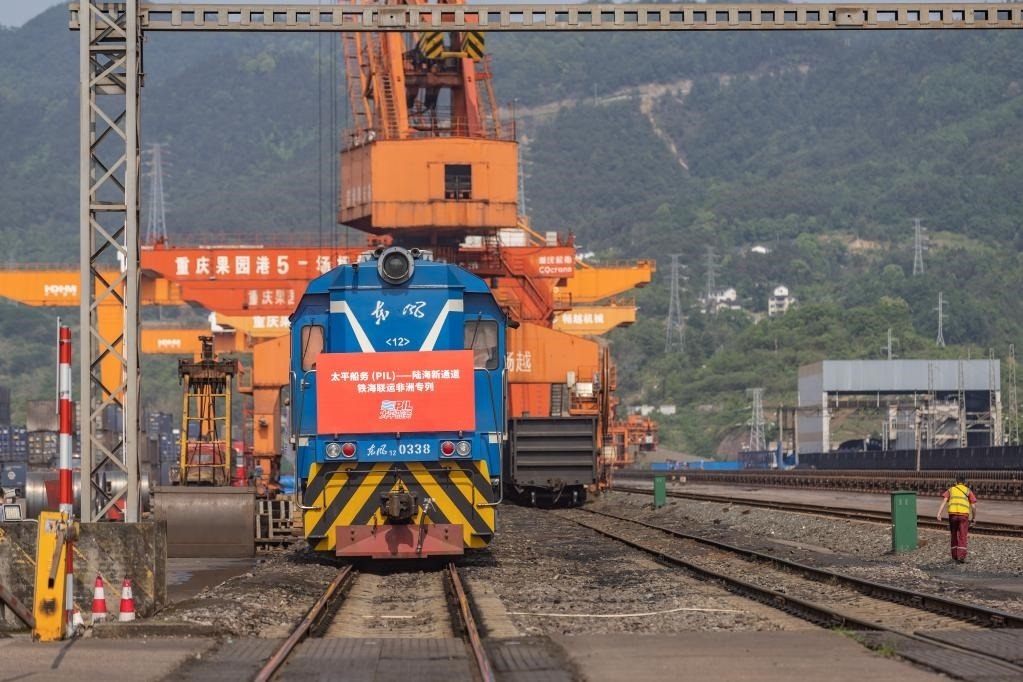 這是2023年4月27日，太平船務(wù)——西部陸海新通道江鐵海聯(lián)運(yùn)非洲專列在重慶果園港魚(yú)嘴站等待發(fā)車。