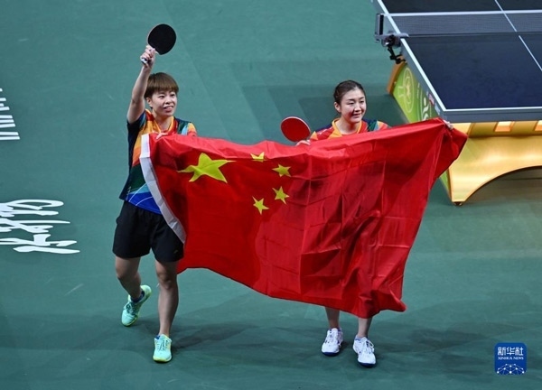5月27日，陳夢（右）/王藝迪慶祝勝利。當(dāng)日，在南非德班進(jìn)行的2023年世界乒乓球錦標(biāo)賽女子雙打決賽中，中國選手陳夢/王藝迪以3比0戰(zhàn)勝韓國選手田志希/申裕斌，奪得冠軍。新華社記者 陶希夷攝