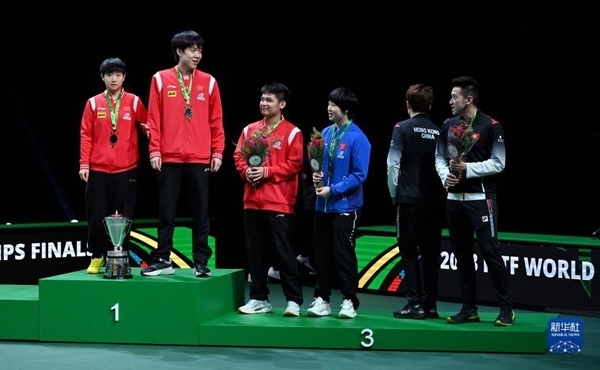 5月26日，冠軍中國組合王楚欽（左二）/孫穎莎（左一）與季軍中國組合林詩棟（左三）/蒯曼（左四）、中國香港組合黃鎮(zhèn)廷（右一）/杜凱琹在頒獎儀式后交流。新華社記者 陶希夷攝