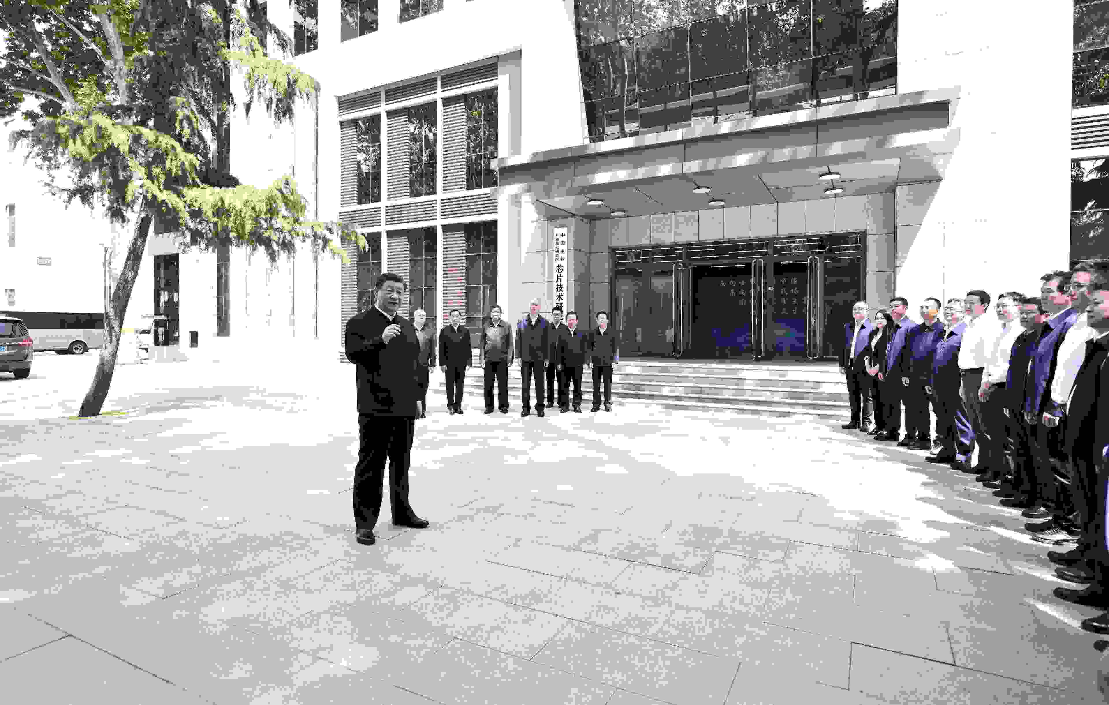 △2023年5月12日，習(xí)近平總書記在中國(guó)電科產(chǎn)業(yè)基礎(chǔ)研究院同科技工作者交流。