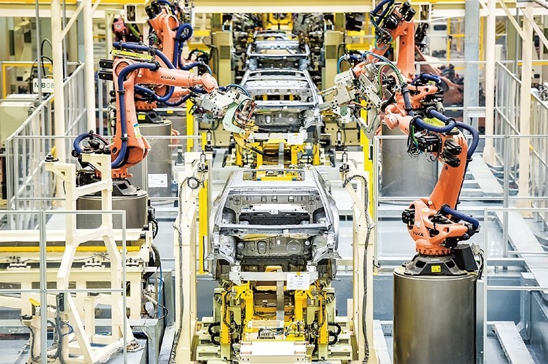 發(fā)展新能源汽車是我國(guó)從汽車大國(guó)邁向汽車強(qiáng)國(guó)的必由之路。2022年中國(guó)新能源汽車產(chǎn)銷分別實(shí)現(xiàn)705.8萬(wàn)輛和688.7萬(wàn)輛，連續(xù)8年位居世界第一。圖為廣汽埃安第一智造中心焊裝車間正在熱火朝天地生產(chǎn)。 廣汽埃安新能源汽車股份有限公司供圖