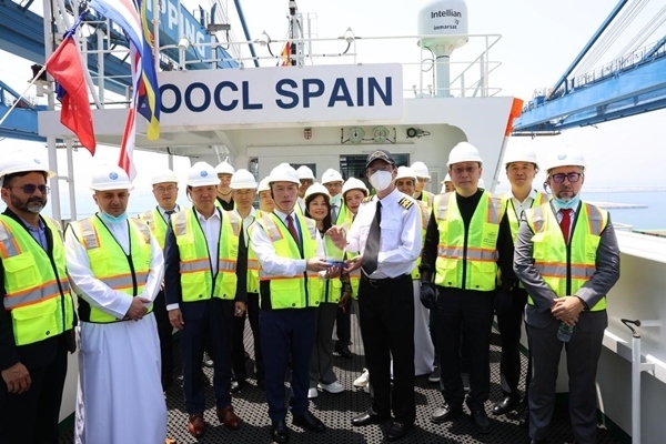 圖為與會嘉賓參觀“東方西班牙”輪。中遠海運港口阿布扎比碼頭供圖