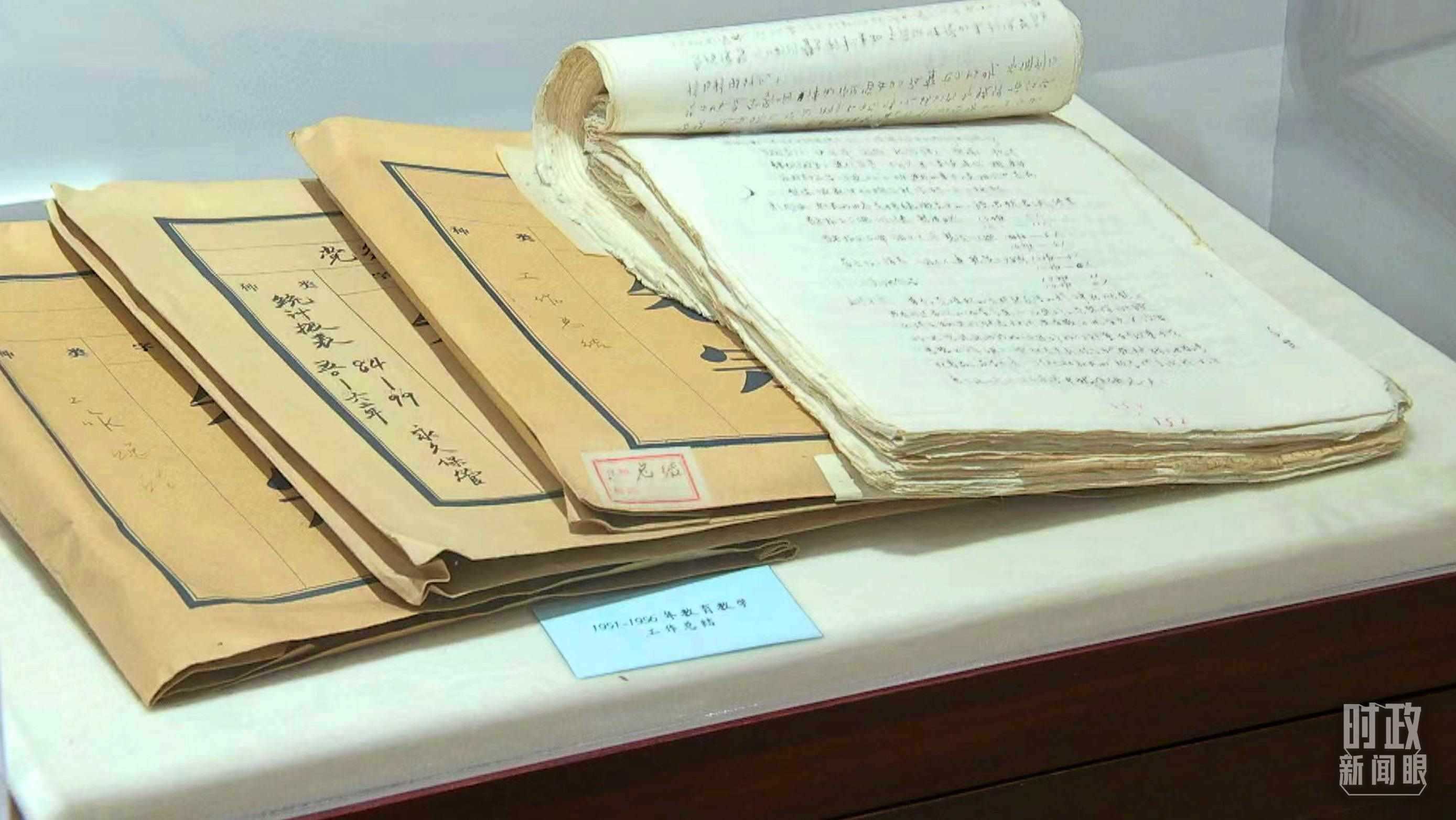 △校史館內(nèi)的教育教學(xué)工作總結(jié)展陳。（總臺央視記者金雨秋拍攝）