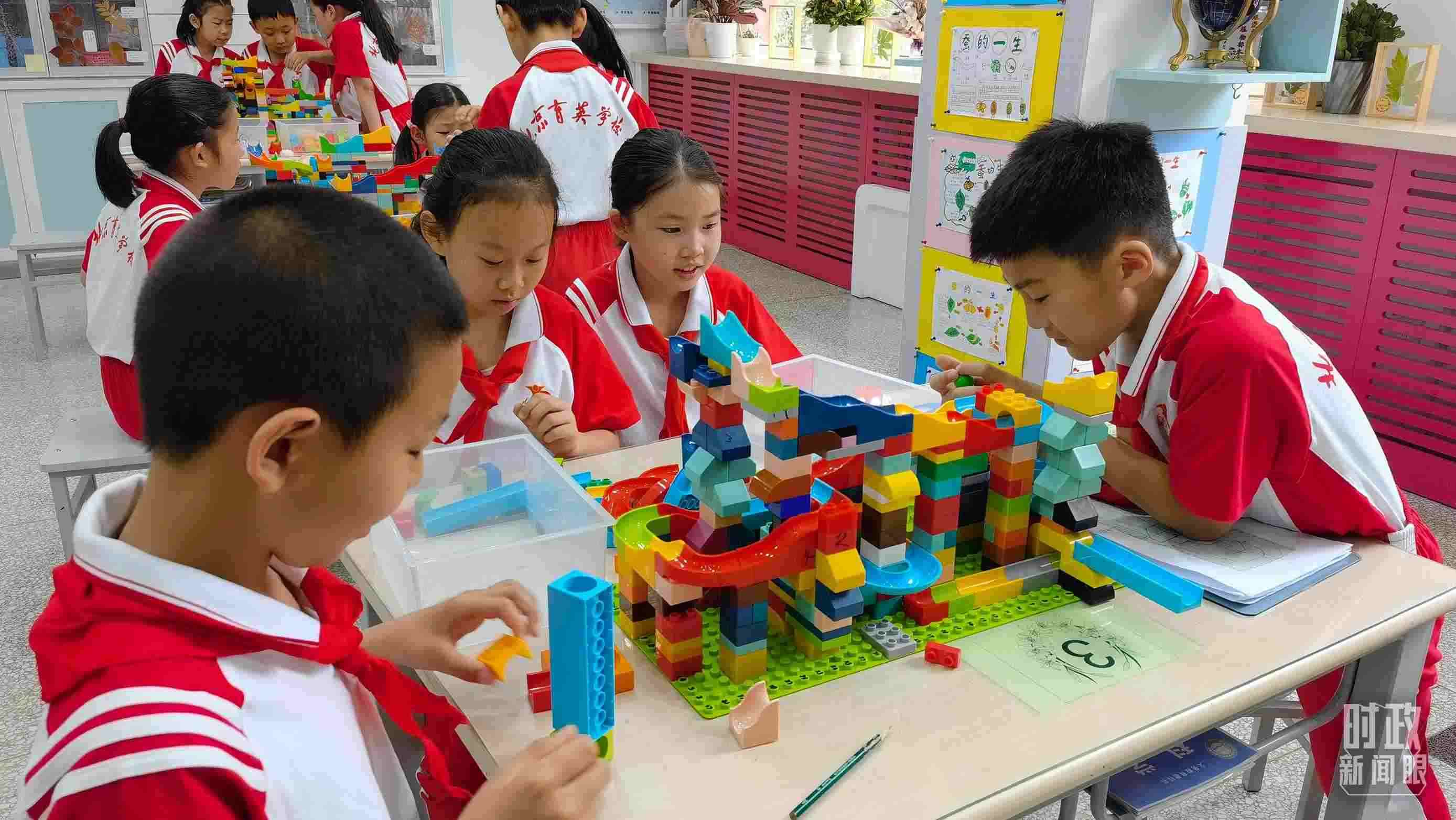 △正在搭建過山車模型的學(xué)生們。（總臺央視記者石丞拍攝）