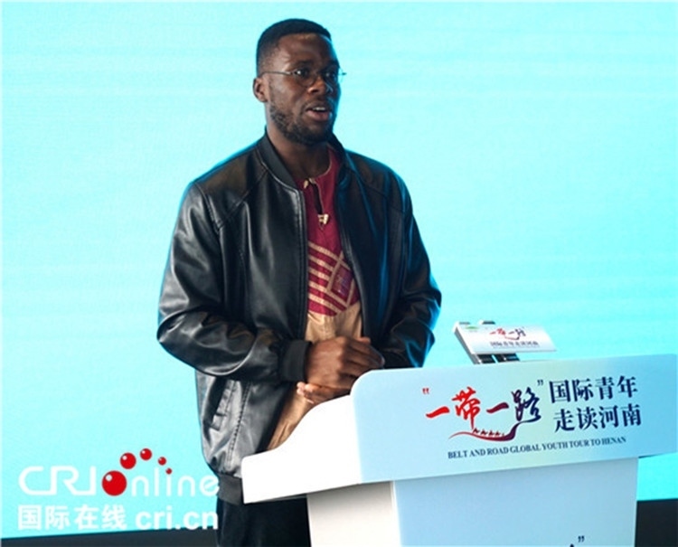 國際青年代表奕曉龍發(fā)言。賈親親 攝