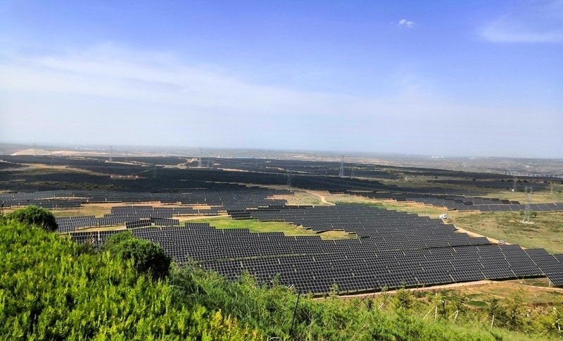 伊金霍洛旗天驕綠能50萬(wàn)千瓦采煤沉陷區(qū)生態(tài)治理光伏發(fā)電示范項(xiàng)目一角。人民網(wǎng)記者 孫博洋攝