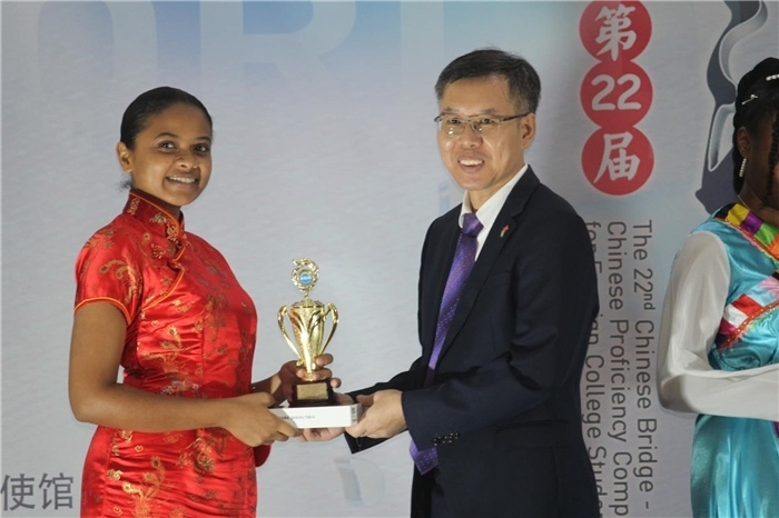 陳錫來參贊為獲獎(jiǎng)選手頒發(fā)二等獎(jiǎng)。圭亞那大學(xué)孔子學(xué)院供圖