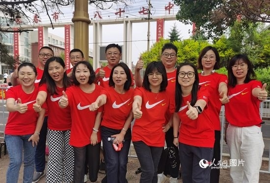 6月7日一早，陽光明媚，天氣涼爽，在長春市第八十七中學(xué)，考生們正陸續(xù)進(jìn)入考場。親友團(tuán)為參加高考的學(xué)子們加油鼓勁。人民網(wǎng)記者 王帝元攝