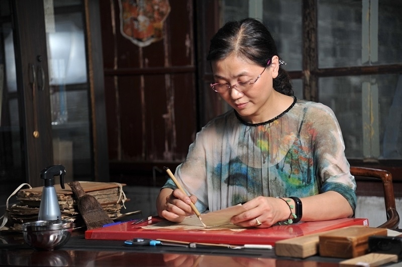 天一閣古籍修復(fù)師工作場(chǎng)景。天一閣博物院供圖