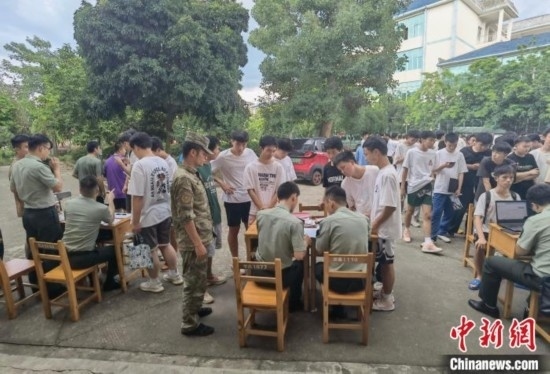 專武干部在發(fā)放兵役登記證。韋碩 攝