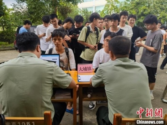 專武干部在發(fā)放兵役登記證。韋碩 攝