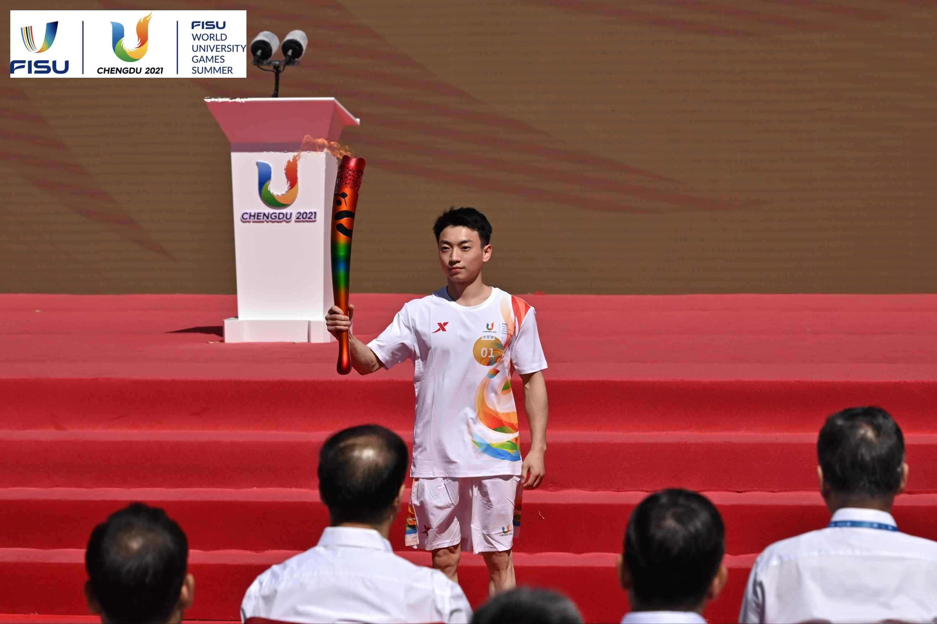 成都大運會火炬手、奧運冠軍鄒敬園高舉火炬。 圖片來源：成都大運會執(zhí)委會供圖