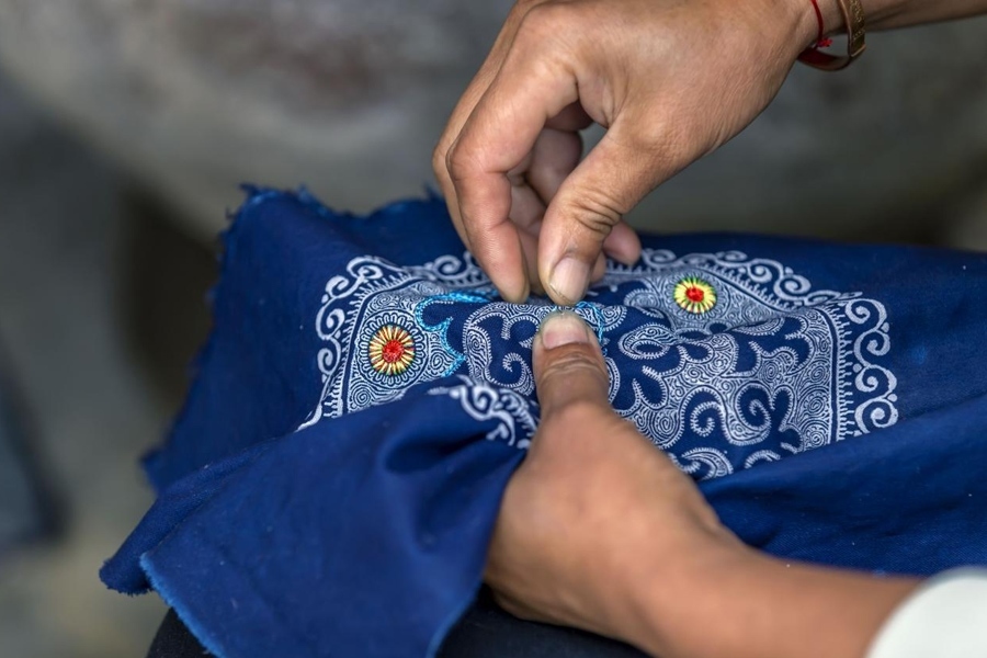 在貴州省黔西市新仁苗族鄉(xiāng)化屋村，村民在制作苗繡。新華社記者 范暉 攝