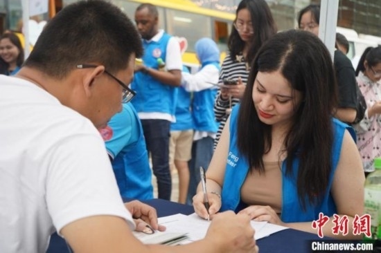 6月13日，在第20個世界獻血者日前夕，20名在贛留學生組團前往血站獻血。吳迪 攝