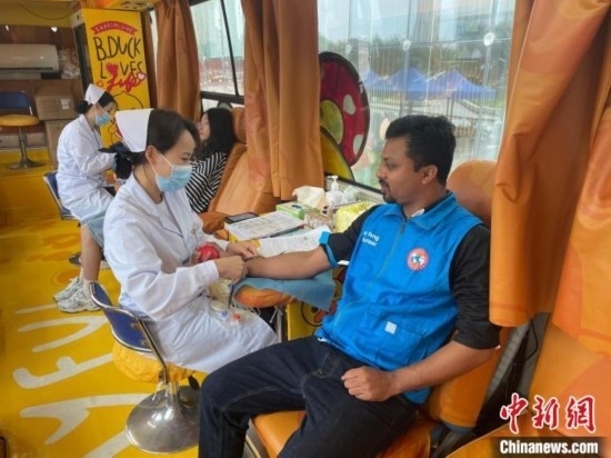 6月13日，在第20個世界獻血者日前夕，20名在贛留學生組團前往血站獻血。吳迪 攝