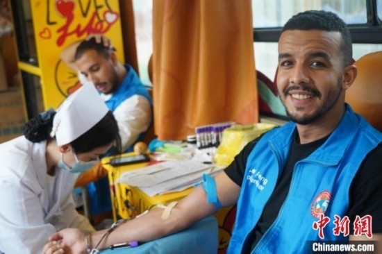 6月13日，在第20個世界獻血者日前夕，20名在贛留學生組團前往血站獻血。吳迪 攝