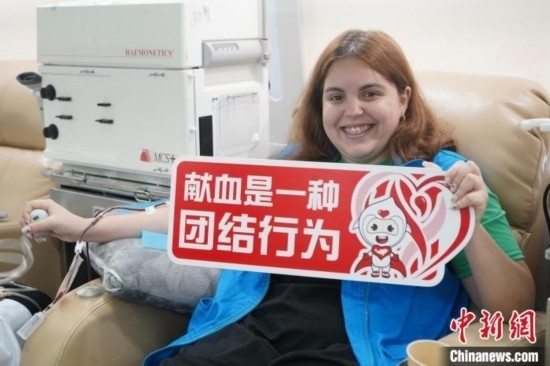 6月13日，在第20個世界獻血者日前夕，20名在贛留學生組團前往血站獻血。吳迪 攝