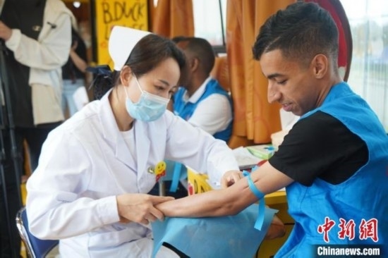 6月13日，在第20個世界獻血者日前夕，20名在贛留學生組團前往血站獻血。吳迪 攝