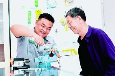 上流佳苑社區(qū)便民服務(wù)中心維修師傅李磊為社區(qū)居民提供服務(wù)。資料圖片