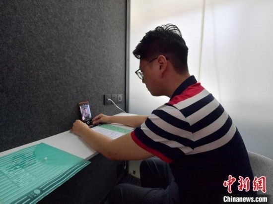 學(xué)生通過“云面試空間”進(jìn)行求職面試。劉棟 攝