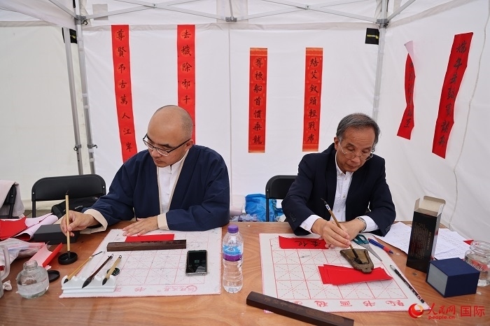 活動(dòng)現(xiàn)場(chǎng)的中國書法展示。人民網(wǎng)記者 邢雪攝