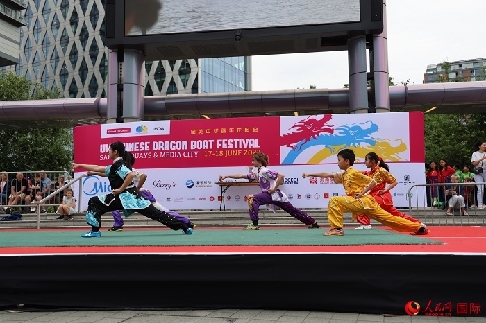 中華武術(shù)表演吸引了眾多英國觀眾。人民網(wǎng)記者 邢雪攝