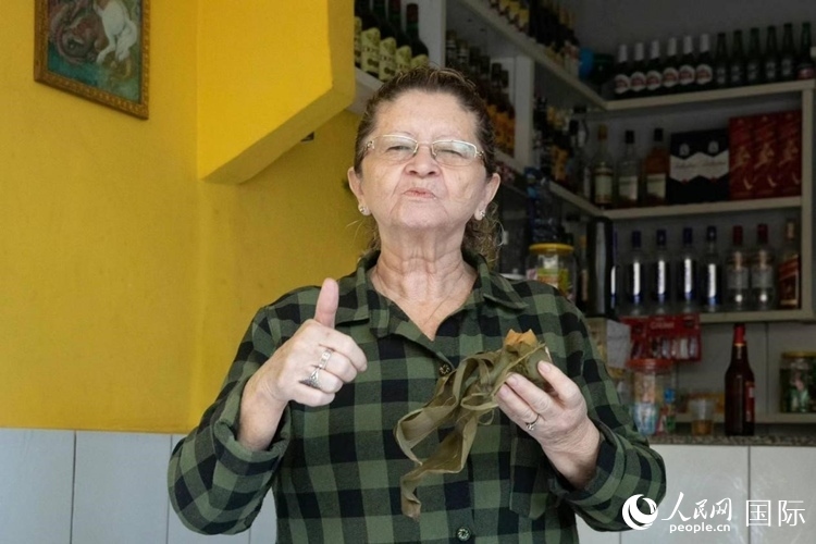 圣瑪塔社區(qū)居民品嘗粽子。王天聰攝