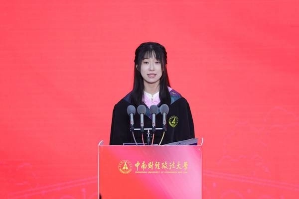 王若研在畢業(yè)典禮上發(fā)言。崔楨楨 攝