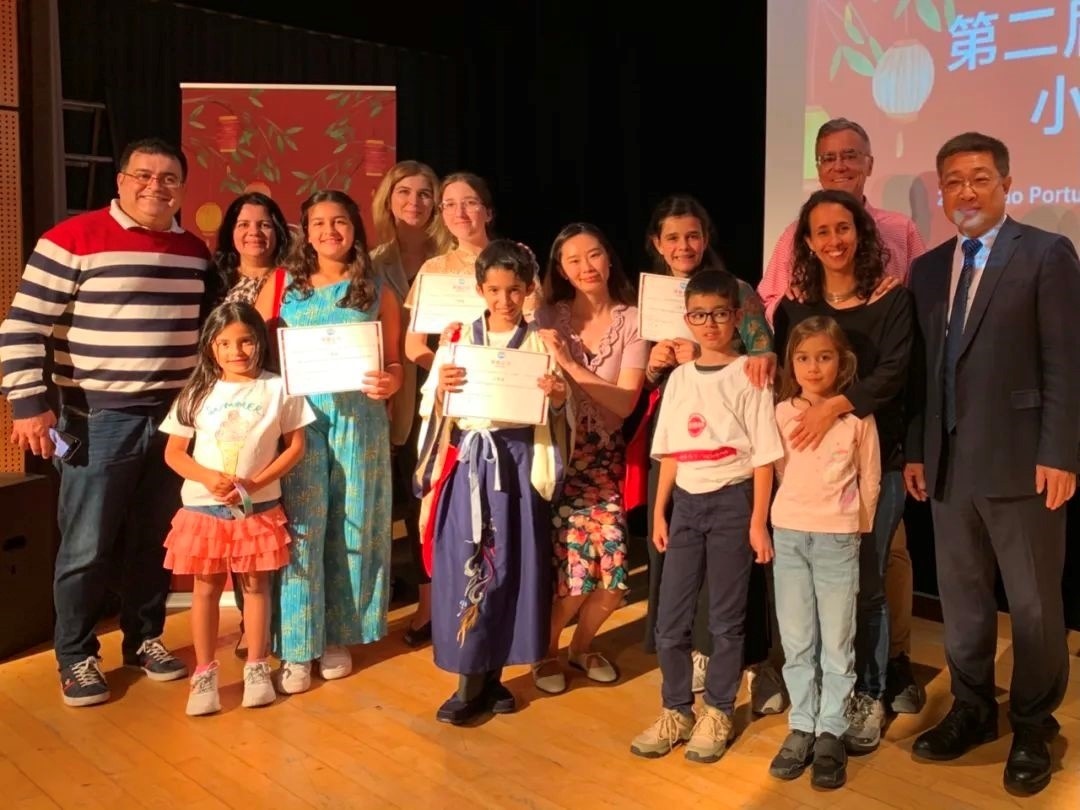 葡萄牙圣托馬斯孔子課堂第二屆“漢語橋”小學(xué)生中文秀比賽。圖片來源：里斯本大學(xué)孔子學(xué)院公眾號。