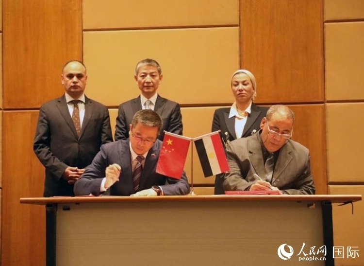 中國駐埃及使館公使張朝陽與埃環(huán)境事務(wù)署工程和項(xiàng)目管理局局長阿卜杜勒阿齊茲簽署交接證書。沈小曉攝