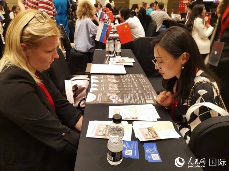 中俄旅游行業(yè)代表在北京路演活動(dòng)現(xiàn)場面對(duì)面溝通。人民網(wǎng)記者 楊倩攝