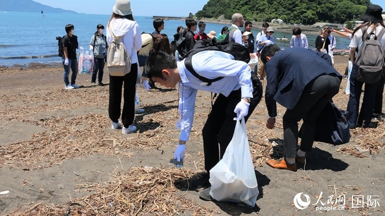 學(xué)生們體驗(yàn)海岸清掃。人民網(wǎng) 許可攝