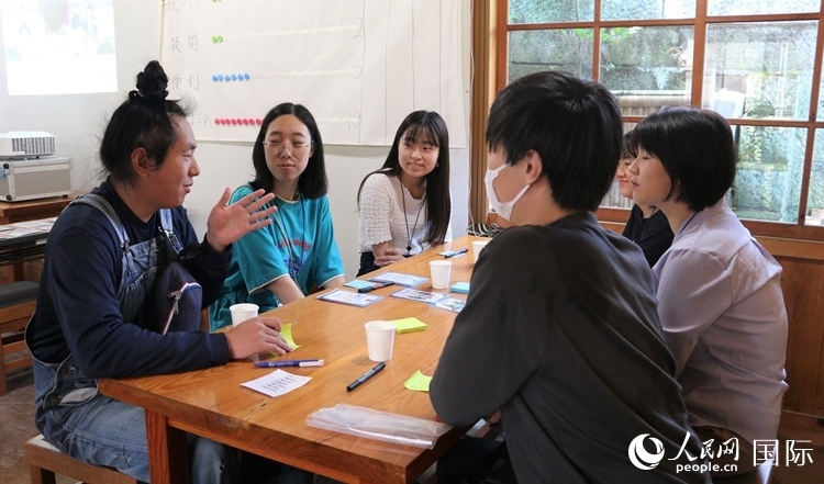 通過(guò)卡片游戲，模擬如何解決海洋垃圾問(wèn)題。人民網(wǎng) 許可攝