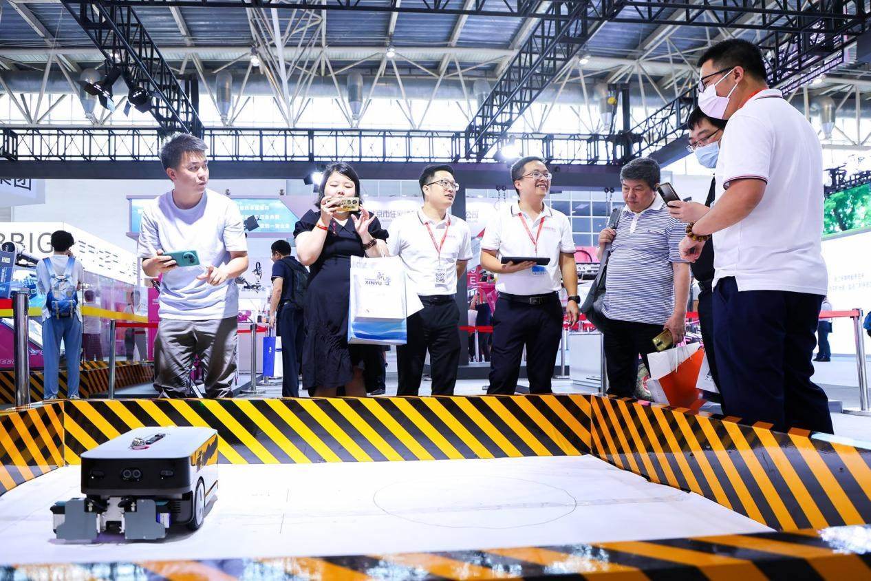講解員向觀眾介紹智能劃線機(jī)器人。來(lái)源：受訪方供圖