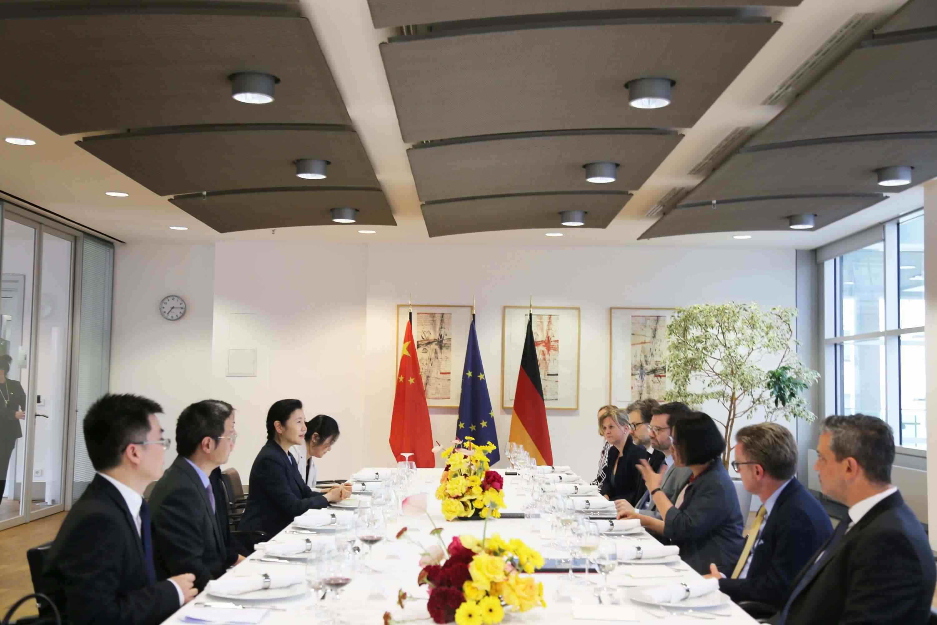 司法部長賀榮與德國聯(lián)邦司法部長布施曼舉行會談。