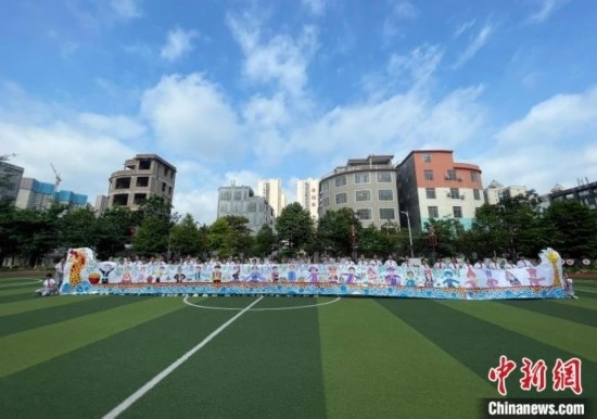 圖為學(xué)生們展示剛完成的長(zhǎng)卷。 興業(yè)縣融媒體中心供圖