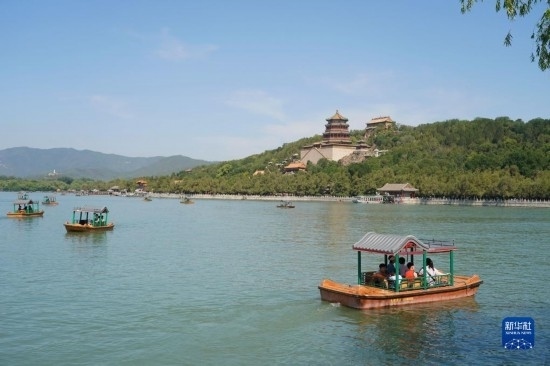 6月22日，游人在北京頤和園乘坐游船。新華社記者 任超 攝