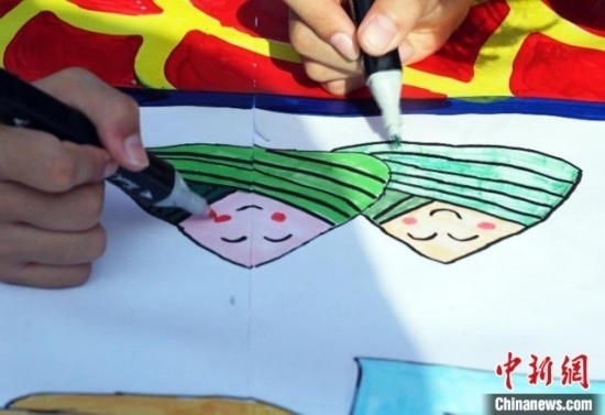 圖為長(zhǎng)卷繪畫現(xiàn)場(chǎng)。 興業(yè)縣融媒體中心供圖