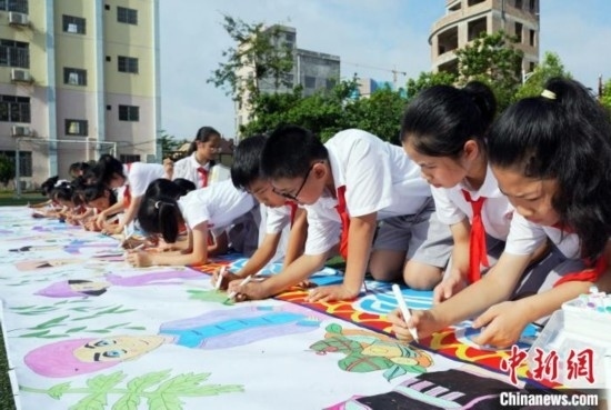 圖為學(xué)生們用手中畫筆在進(jìn)行創(chuàng)作。 興業(yè)縣融媒體中心供圖