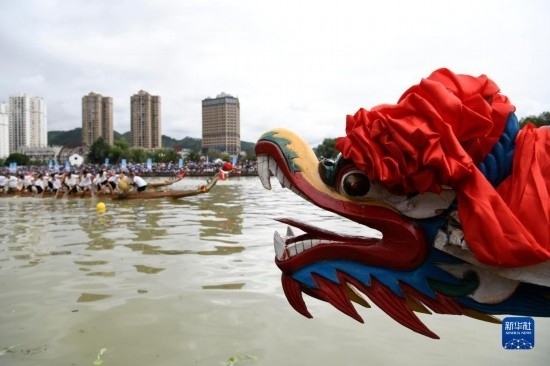 6月23日，在貴州省黔東南苗族侗族自治州施秉縣舉行的獨木龍舟節(jié)上，獨木龍舟進行比賽。