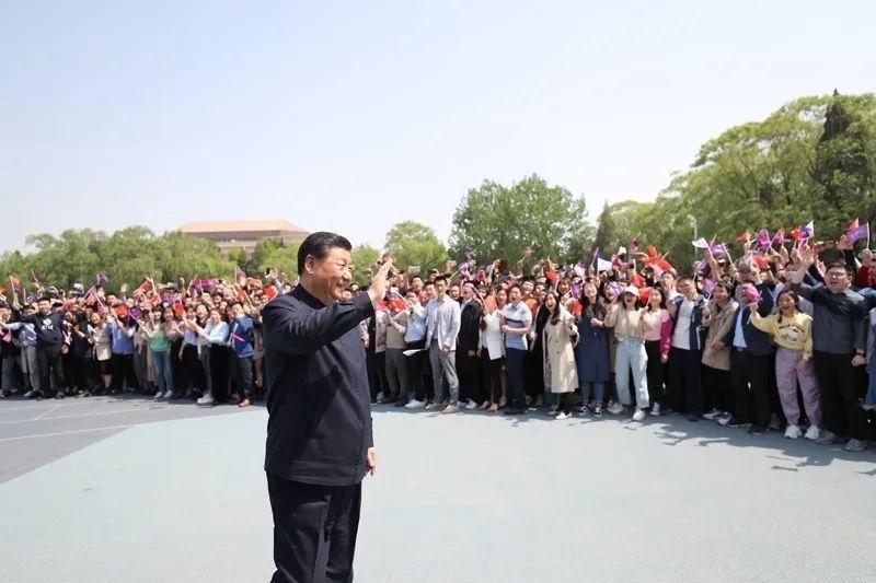 2021年4月19日，在清華大學(xué)建校110周年校慶日即將來臨之際，習(xí)近平來到清華大學(xué)考察。圖為習(xí)近平離開學(xué)校時(shí)，同師生們揮手致意。新華社記者 鞠鵬 攝