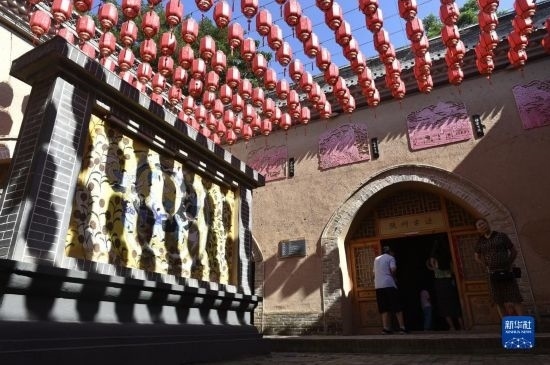 6月23日，游人在三門峽市陜州地坑院景區(qū)內(nèi)游覽。