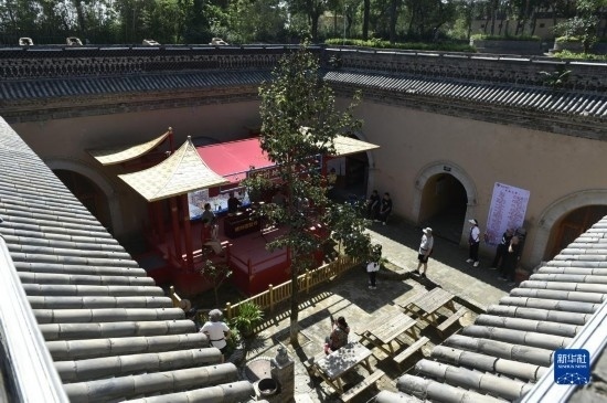 6月23日，游人在三門峽市陜州地坑院景區(qū)內(nèi)游覽。