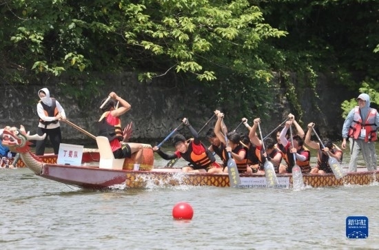 6月23日，在江蘇省宜興市舉行的龍舟競渡賽中，參賽選手們奮力拼搏。